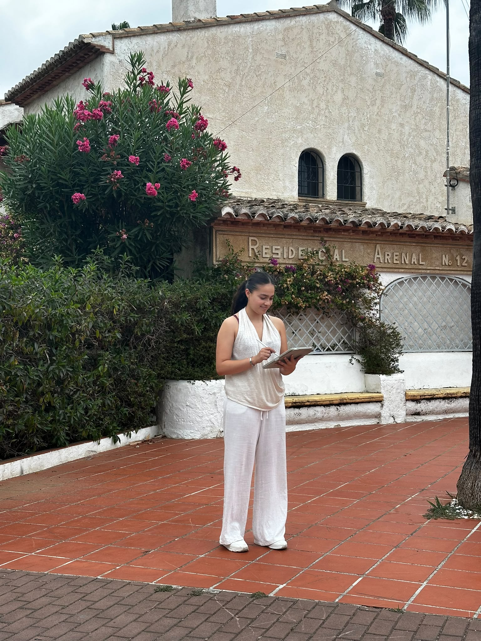 Valeria trabajando con una tablet para UpLocal